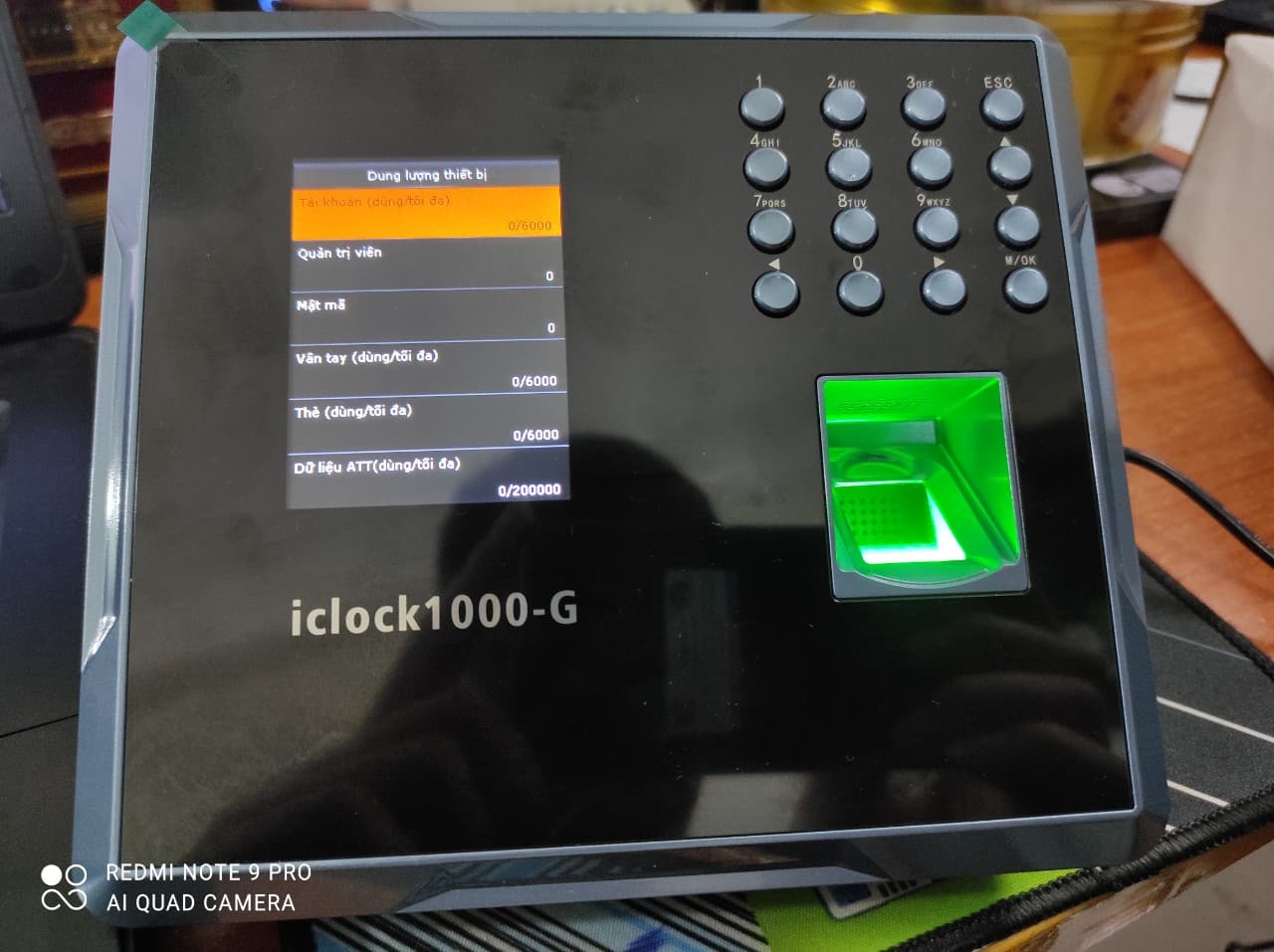 Máy Chấm Công Zkteco Iclock 1000G Chính hãng 7 Máy chấm công Ronald Jack ICLOCK 1000G là thiết bị tiên tiến, tích hợp chức năng kiểm soát cửa ra vào. Với chip xử lý Intel Multi-Bio 600 của Mỹ và mắt đọc chống trầy xước, máy đảm bảo hiệu suất cao và độ bền lâu dài.