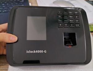 Máy chấm công vân tay Zkteco ICLOCK 4000G 9 Máy chấm công iClock 4000G là thiết bị tiên tiến kết hợp cả công nghệ vân tay và thẻ cảm ứng, giúp tăng cường độ chính xác và hiệu quả trong quản lý thời gian làm việc. Với màn hình màu TFT sắc nét, iClock 4000G hỗ trợ hiển thị thông tin người dùng trực quan.
