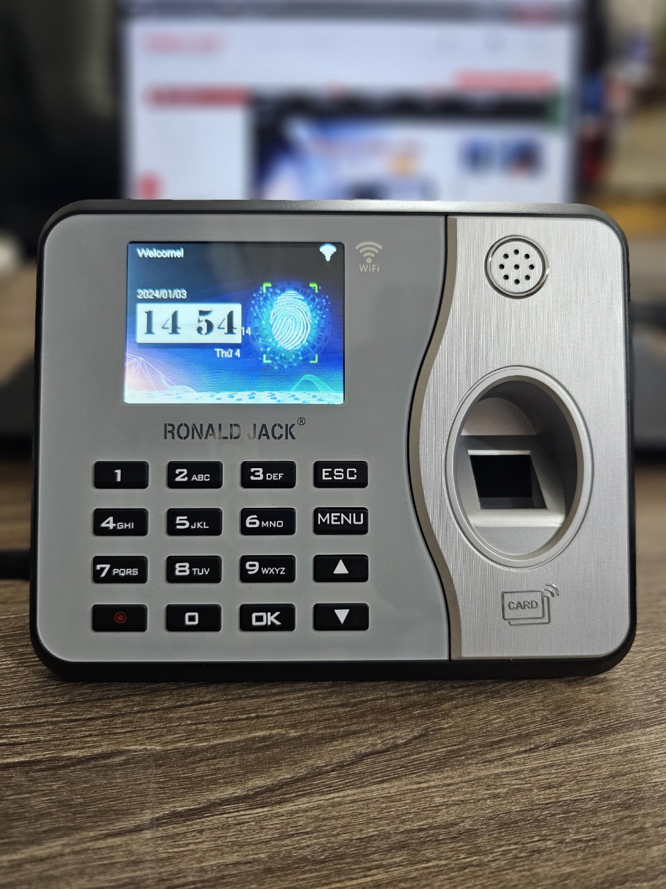 Máy chấm công vân tay Ronald Jack 6300Pro-Wifi là thiết bị hiện đại với khả năng kết nối wifi, giúp việc chấm công trở nên linh hoạt và thuận tiện. Sản phẩm này hỗ trợ quản lý đến 10.000 dấu vân tay và 100.000 lượt chấm công. Với tốc độ nhận diện nhanh, chính xác, Ronald Jack 6300Pro-Wifi phù hợp cho các doanh nghiệp vừa và lớn.
